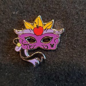Snow White mask pin
